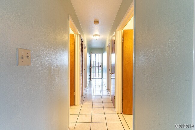 Building Photo - 3BR/2BA/2PKG(TANDEM) STREET LEVEL UNIT IN ...