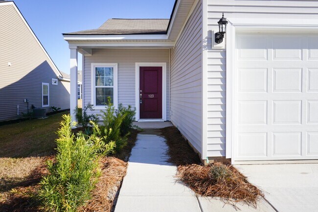 Building Photo - **$500 off First Months rent** Lovely 3 bedroom 2 Bath Ranch with 2 Car Garage in Goose Creek