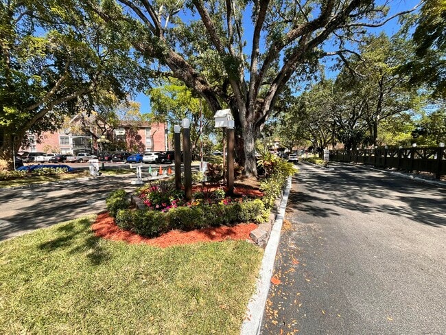 Building Photo - 3720 Inverrary Dr