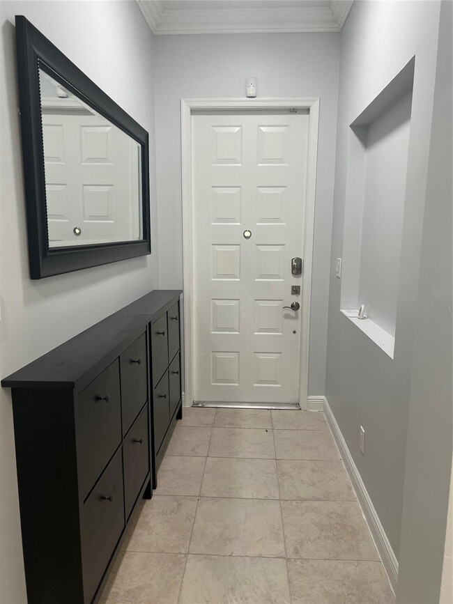 Building Photo - 3318 Lakeside Dr