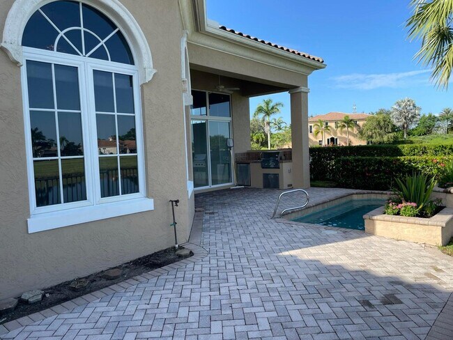 Building Photo - 164 SE Santa Gardenia