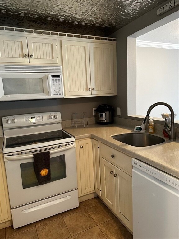 Building Photo - 561 White Cliffs Dr