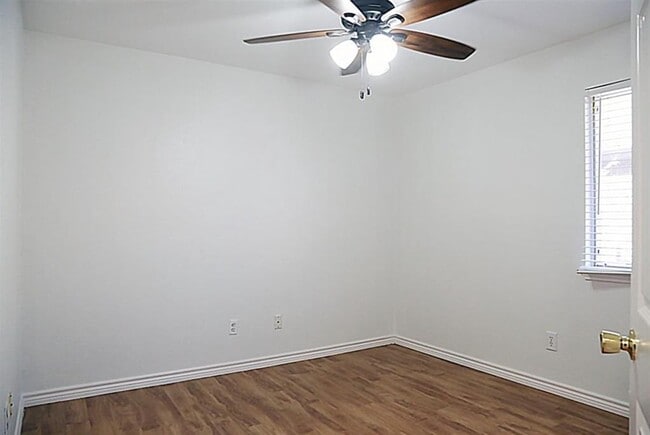 Building Photo - 805 Settlement St