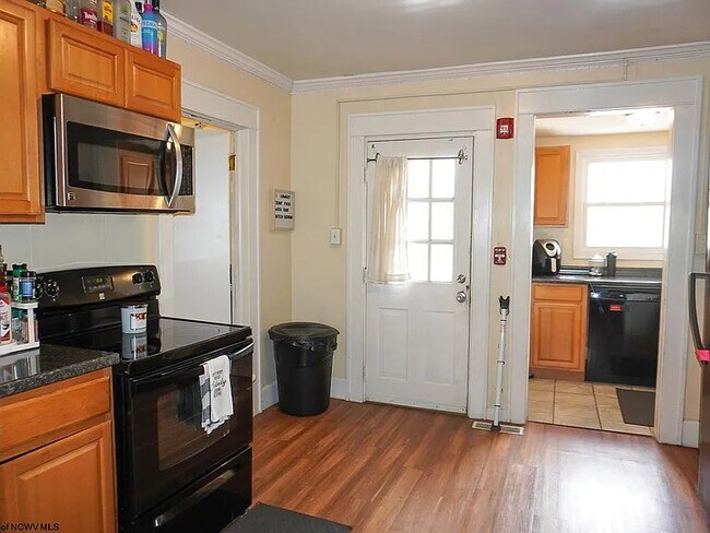 Building Photo - 148 8th St