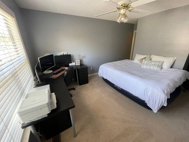 Building Photo - 404 Sandy Oak Dr