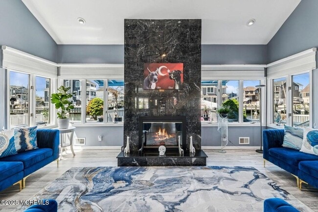 Building Photo - 385 Aldo Dr