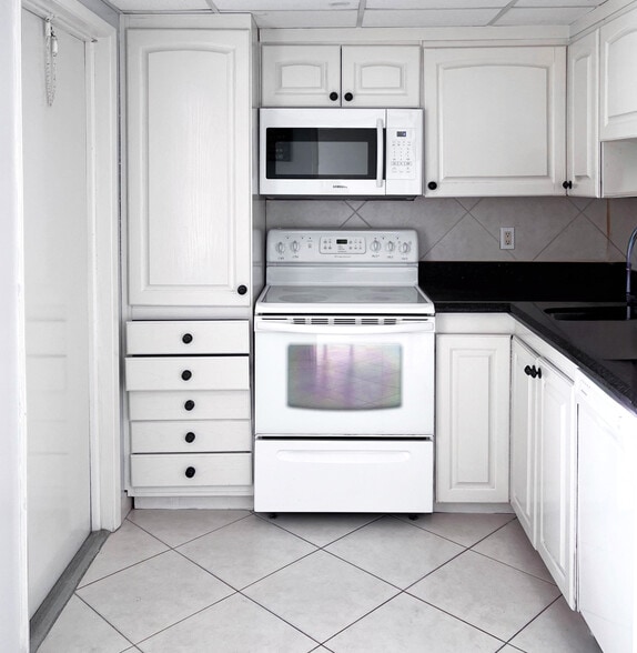 Building Photo - 3050 N Palm Aire Dr