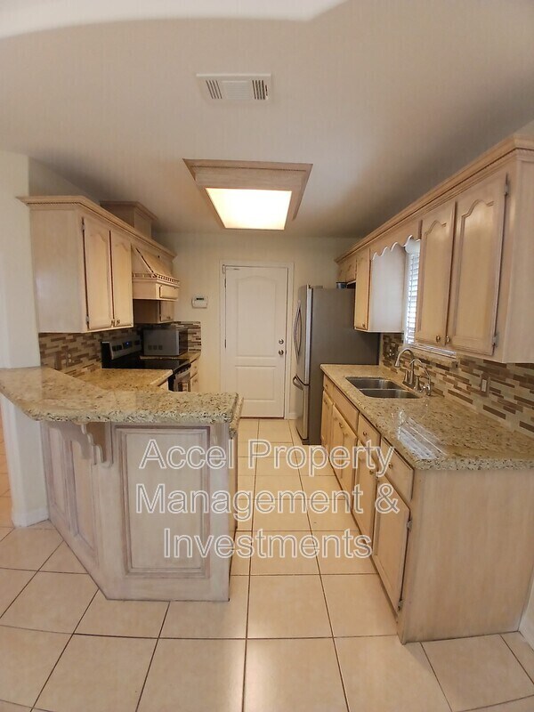 Building Photo - 4909 N Cypress St