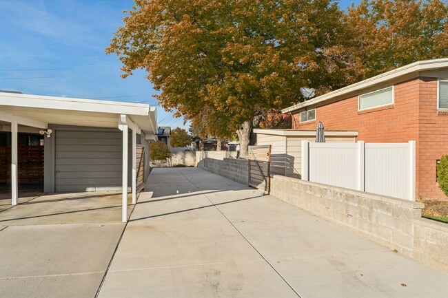 Building Photo - 1346 Phillips Ln