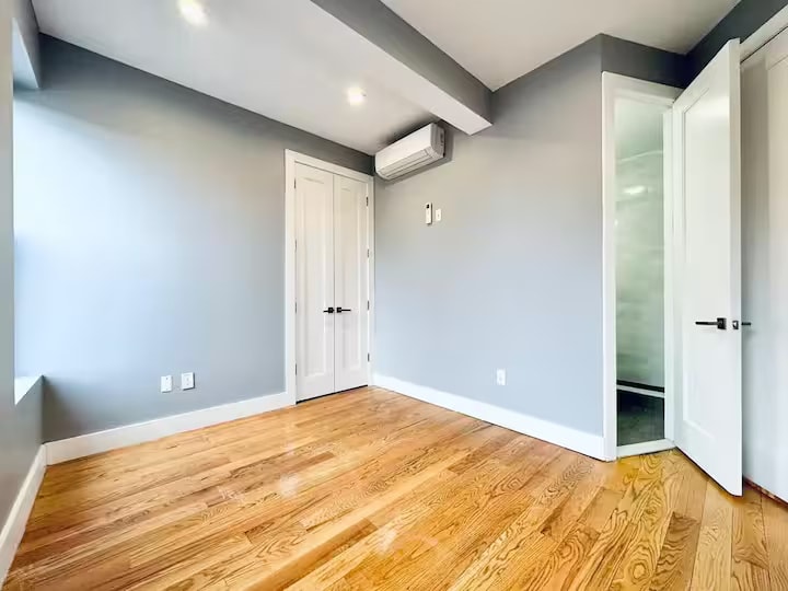 Building Photo - Furnished room/NOT APARTMENT