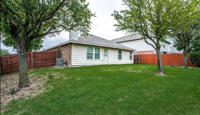 Building Photo - Spacious 3-2-2 on a corner lot in Fort Worth!