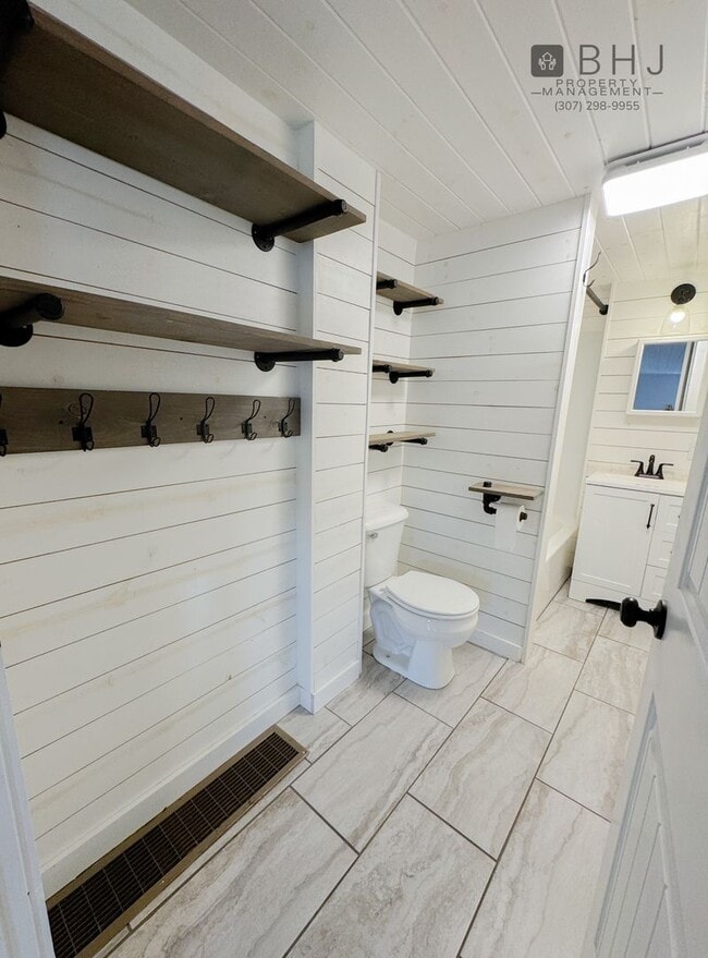 Building Photo - DOG FRIENDLY, 3 BED/ 1.5 BATH SINGLE FAMIL...