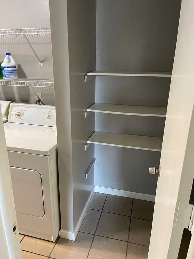 Building Photo - 4465 W Milham Ave