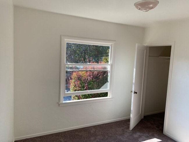 Building Photo - Great 2 bedroom upstairs standalone unit with garage