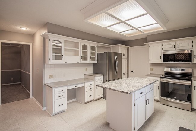 Building Photo - Stunning 4 Bedroom / 2.5 Bathroom Home | P...