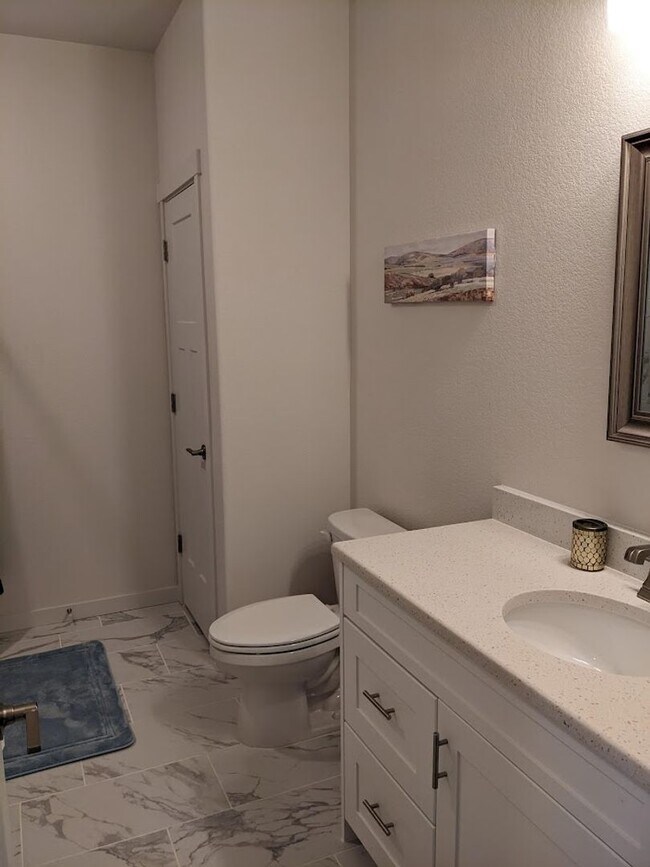 Building Photo - 3 Bed Luxury End Unit Townhome backs to Na...