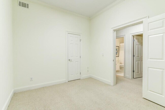 Building Photo - 704 Longleaf Dr NE