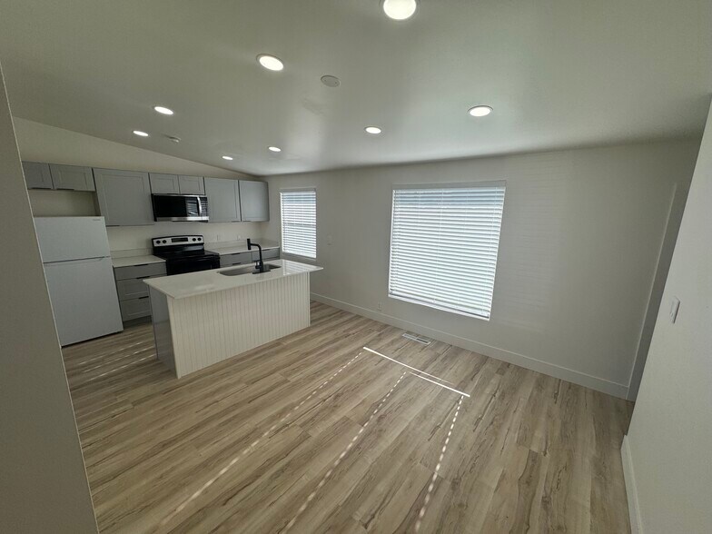 Building Photo - 2171 W Kirkham Way