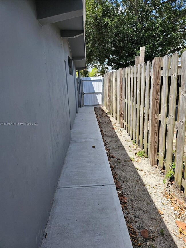 Building Photo - 2631 Gulfstream Dr