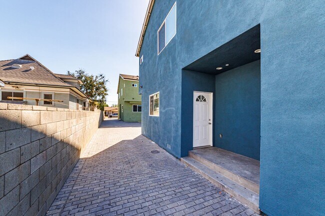 Building Photo - Now Leasing – $3,483 Effective Rent (True ...
