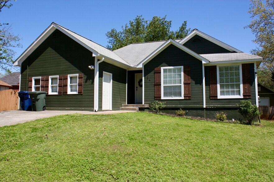 Building Photo - 124 River Oaks