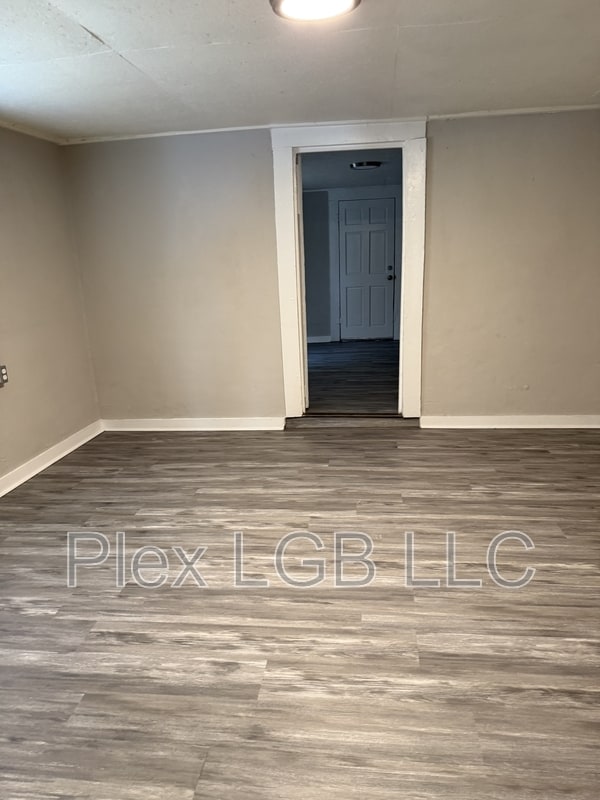 Building Photo - 622 Smoot St