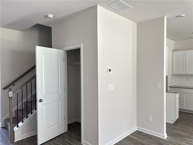 Building Photo - 1138 Chastain Dr