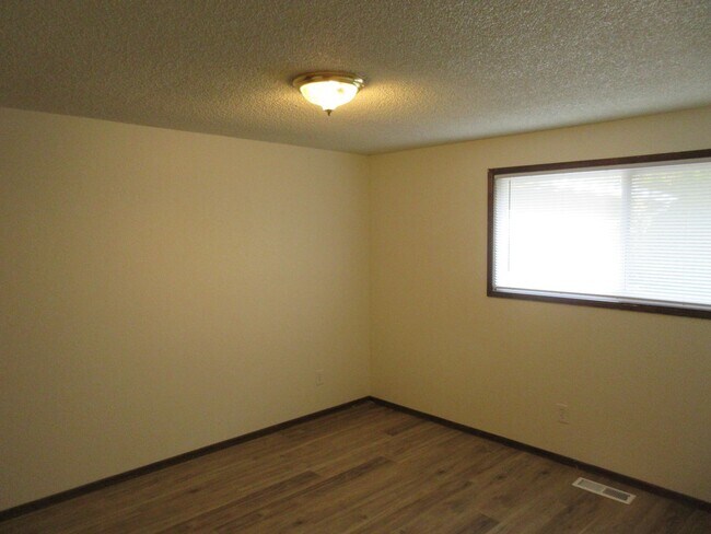 Building Photo - Spacious Two Bedroom Duplex