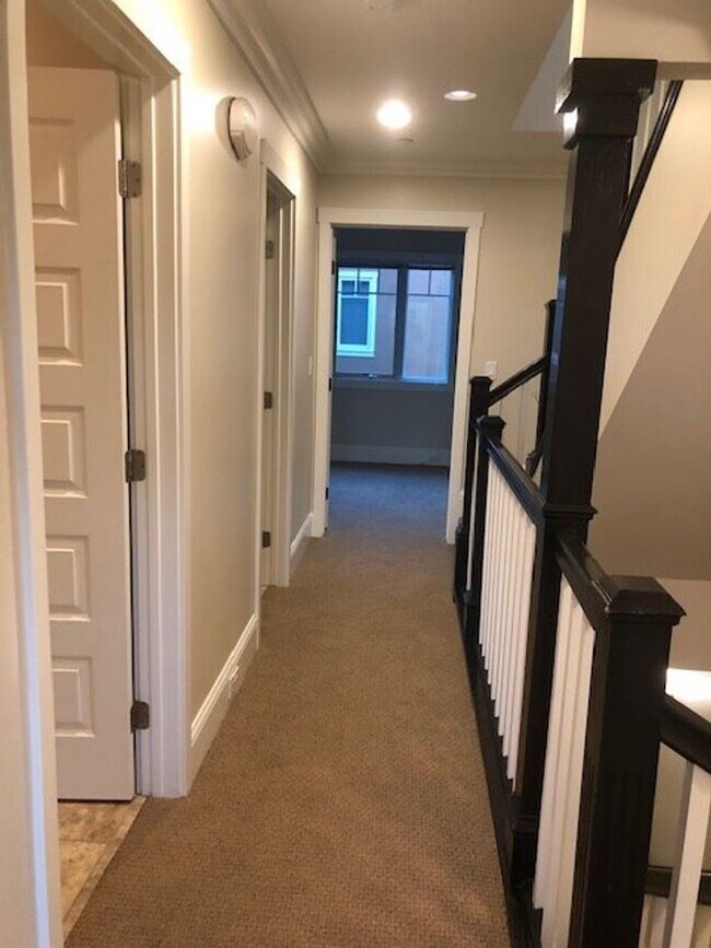 Building Photo - Beautiful Townhouse With Private Master Suite!!