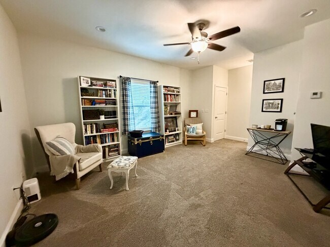 Building Photo - 411B Redwood Ave