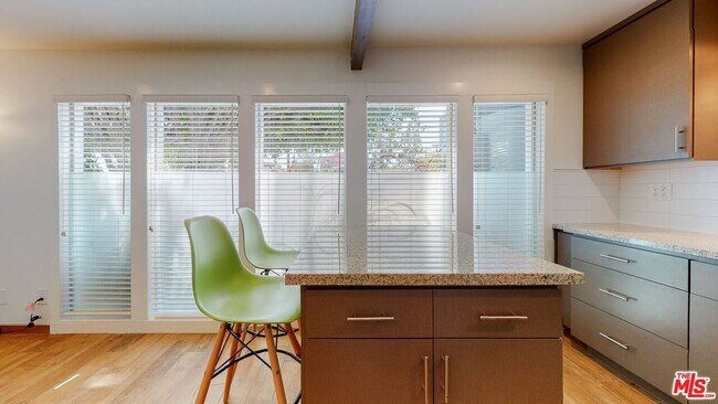 Building Photo - 10333 Santa Monica Blvd