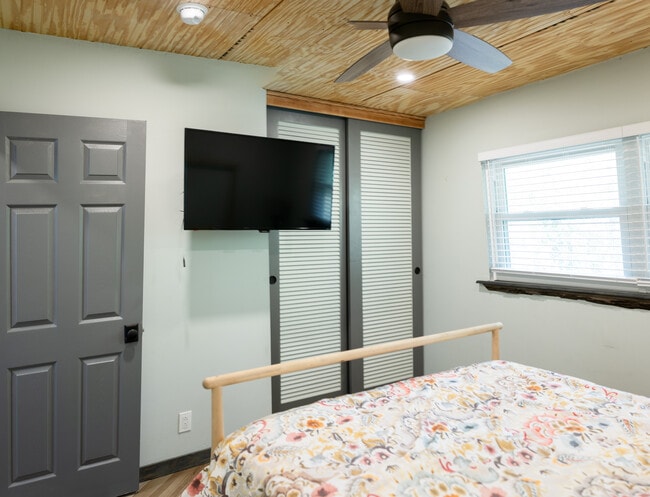 Building Photo - 105 21st Ave