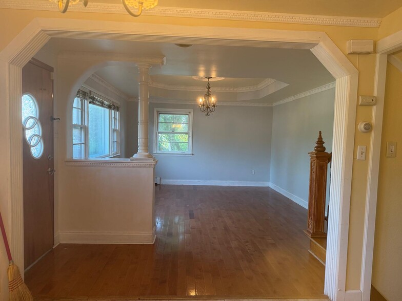 Building Photo - 3400 Sheidy Ave