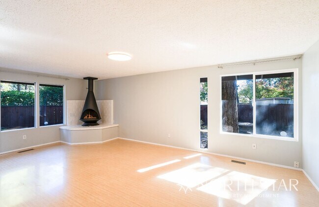 Building Photo - Charming One Level Home In The Four Season...