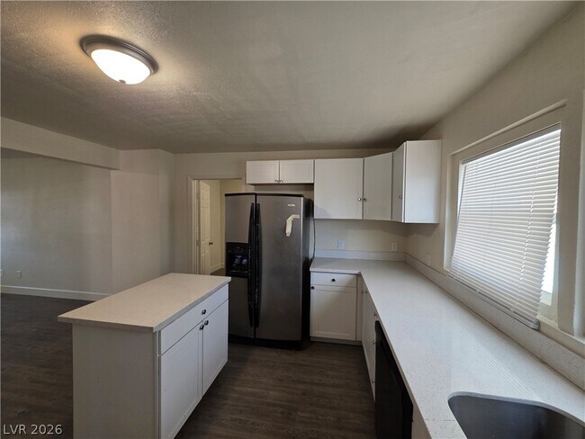 Building Photo - 1590 Mustang Dr