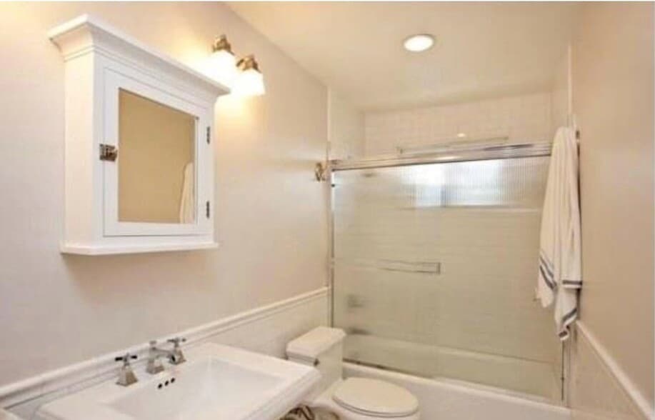 Building Photo - 223 Avenida Lobeiro