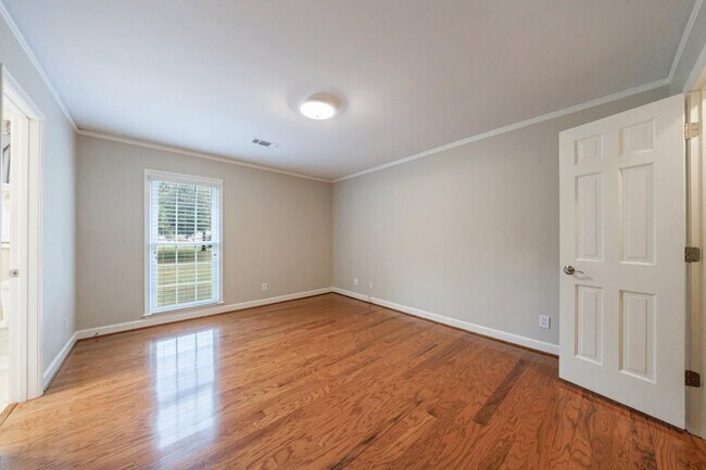 Building Photo - 585 W Crossville Rd