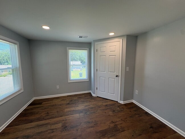Building Photo - 206 Hillcrest Dr