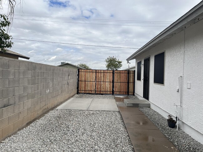 Building Photo - 2912 E Roeser Rd