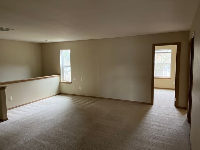Building Photo - Large Puyallup rental 4 bedroom