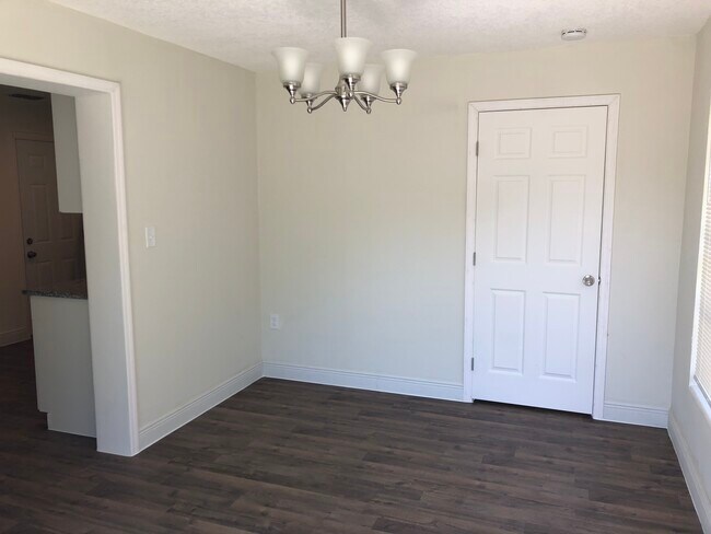 Building Photo - 10410 Azalea Dr