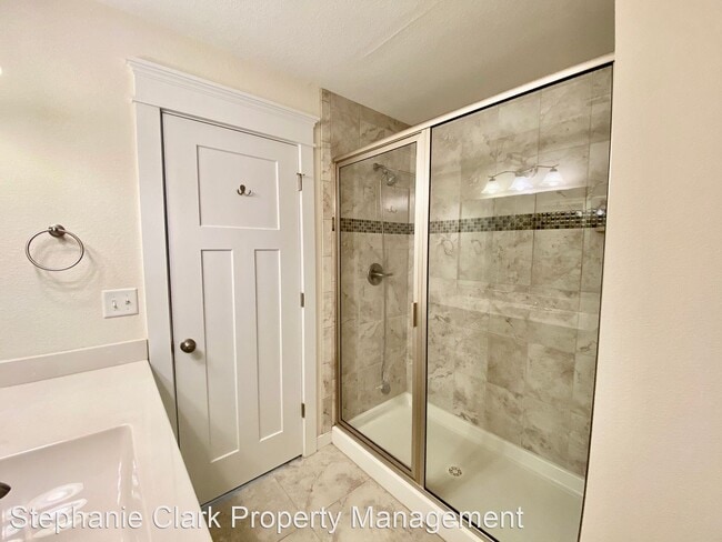 Building Photo - 3 br, 3.5 bath House - 4450 Lookout Road #B