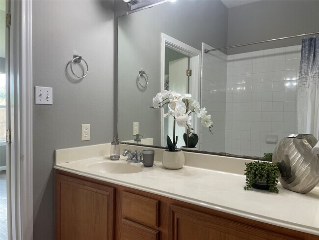 Building Photo - 811 Forest Hillside Ln