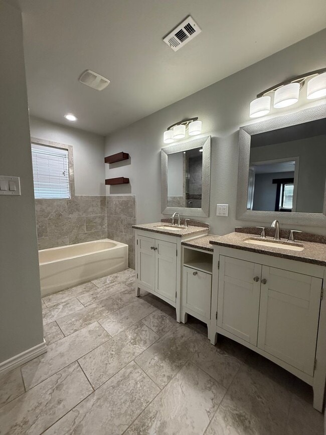 Building Photo - Beautiful modern farmhouse with 5 bedrooms...