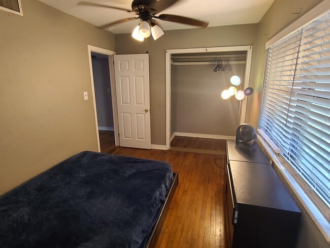 Building Photo - 207 Edwards St