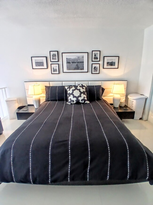 Building Photo - 1830 Embassy Dr