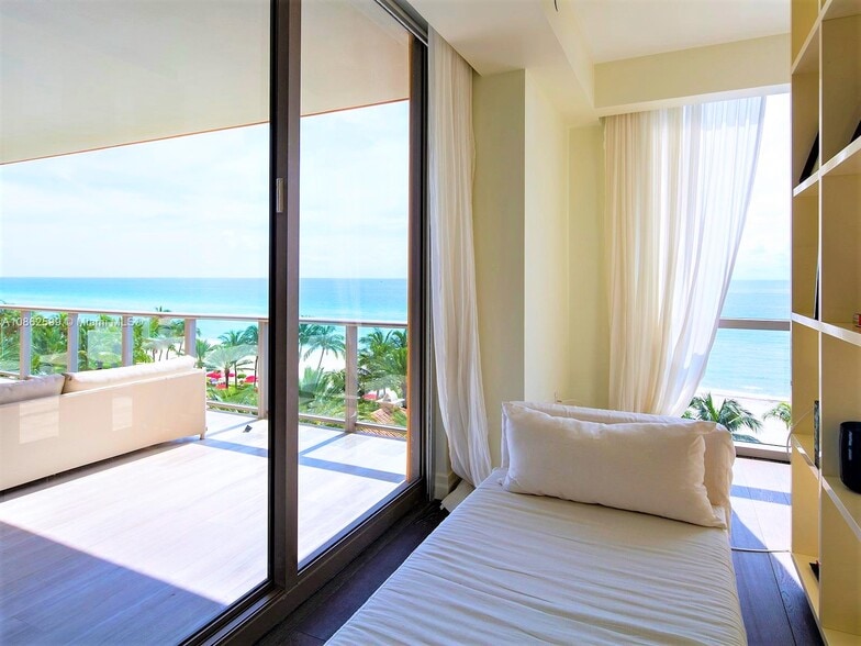 Building Photo - 17749 Collins Ave