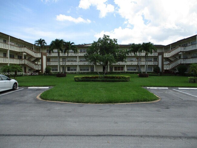 Building Photo - 559 Mansfield M