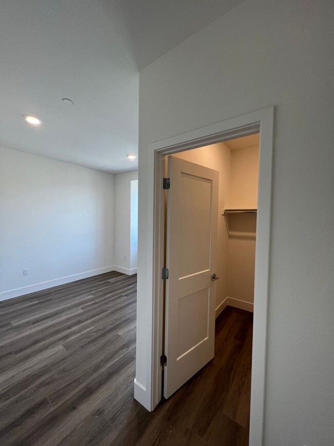 Building Photo - Gorgeous Nearly New Home With 4 Bed, 2.5 b...