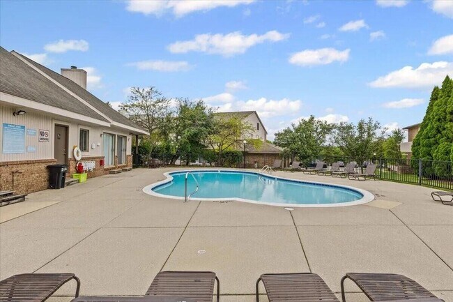 Building Photo - 6660 Maple Lakes Dr
